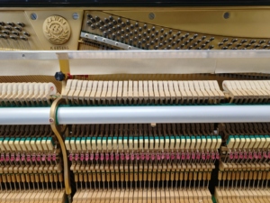 Piano vertical profesional KAWAI KU3B de 88 teclas, estilo clásico japonés, tapa de sonido de madera maciza, teclado usado. - Product Image 3