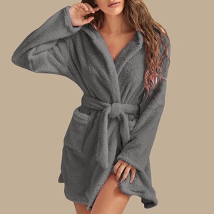Venta al por mayor con batas de bolsillo para mujer suave polar con capucha franela cálido Mullido albornoz lindo sólido acogedor Spa pijamas ropa de dormir - Product Image 5