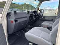 Toyota Land Cruiser 79 d'occasion 2022, cabine simple, pick-up, conduite à gauche, intérieur sombre, turbo, pneus R21, automatique, super propre