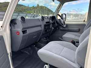 Toyota Land Cruiser 79 d'occasion 2022, cabine simple, pick-up, conduite à gauche, intérieur sombre, turbo, pneus R21, automatique, super propre - Product Image 3