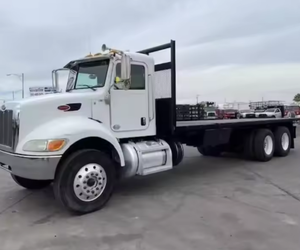 Camión de plataforma plana de 24 pies, de doble eje, Peterbilt 348, usado, de servicio pesado, año 2014 - Transmisión automática Allison de 6 velocidades. Entrega a nivel mundial. - Product Image 1