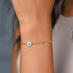 CLARA 925 สร้อยข้อมือเงินแท้ประดับจี้รูปตาปีศาจสีทอง งานแฮนด์เมด เครื่องประดับสุดหรู - Product Image 5