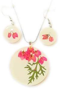 Collier pendentif croix en résine solide naturelle avec accent de perles et chaîne en forme de lune pour les mariages - Product Image 3