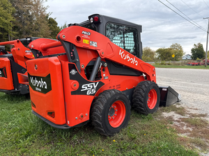 รถตักล้อยางคุณภาพสูง Kubota SSV65PHRC พร้อมประตูหน้าแบบเลื่อนที่เป็นเอกลักษณ์สำหรับพื้นที่ทำงานแคบ วางจำหน่ายแล้ววันนี้ - Product Image 3