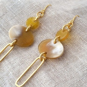 Boucles d'oreilles Chevron en corne de buffle avec anneau en laiton Boucles d'oreilles angulaires en corne de boeuf avec surface en corne polie élégante - Product Image 2