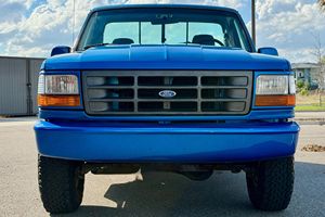 Ford F-150 Flareside XLT 4x4 de 1992, Motor V8 de 5.8 Litros, Caja Flareside, Color Azul Lapis Metálico - Product Image 2