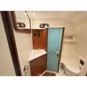 Bateau à moteur inboard Pursuit OS 405 43' LOA 2025 avec cabine, capacité de carburant de 518 gallons, toit bimini - Product Image 3