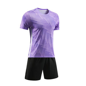 Ensemble d'uniformes de football moderne conçu pour les joueurs actifs, offrant un confort respirant, des coutures durables et un tissu lisse pour une utilisation en match. - Product Image 2