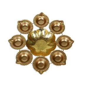 Bol décoratif rond Urli en laiton traditionnel fabriqué à la main avec motif de fleurs pour bureau à domicile pour décor de mariage Diwali. - Product Image 3