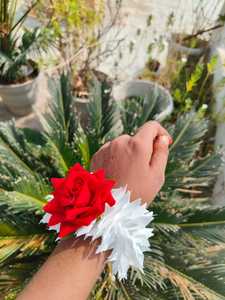 Rose fleur Gajra avec serrure à chaîne réglable femmes accessoires pour Haldi Mehndi Sangeet faveurs Mayun Gajra Nikha bijoux - Product Image 5