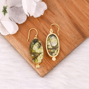 Boucles d'oreilles pendantes en opale verte plaquées or laiton aspect naturel avec breloque artisanale de créateur, boucles d'oreilles pendantes en laiton, cadeau pour elle - Product Image 4