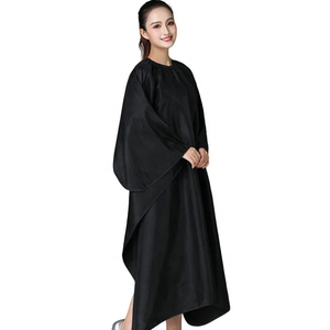 Capa de peluquería de salón impermeable antiestática antiadherente de poliéster impresa personalizada para adultos peluquero corte de pelo Saaqaans - Product Image 3