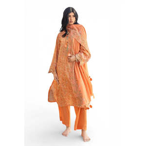 Ensemble 3 pièces DN-52021 en tissu lawn imprimé et brodé Schiffli avec dupatta brodée à motifs en relief, paréo de plage - Product Image 6