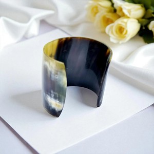 Brazalete de Cuerno de Búfalo Ecológico de Alta Calidad de Omar Creations, Brazalete con Piedra Lunar Pulida, Diseño Tradicional Moderno - Product Image 5