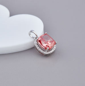 Colgante con Halo de Diamantes Rosados Cultivados en Laboratorio, Corte Cojín, en Oro Blanco/Rosa/Amarillo de 18K - Product Image 3