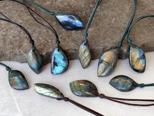 Collier à breloques en cristal de labradorite fait à la main Cordon en cuir vert Bijoux de pierres précieuses pour la protection et le style - Product Image 5