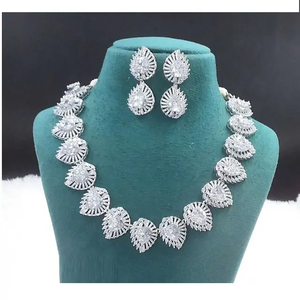 Ensemble de bijoux en diamants américains somptueux et légers, parfaits pour les redevances de tous les jours, disponibles à un prix d'exportation de qualité fiable - Product Image 1