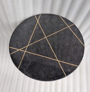 Mesa redonda lateral de acero inoxidable con mármol natural negro e incrustaciones de latón y estructura recubierta de deposición física de vapor - Product Image 3