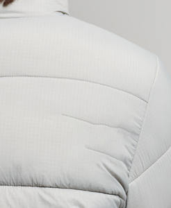 เสื้อแจ็คเก็ตพัฟเฟอร์ผู้ชายสำหรับฤดูหนาวแบบมีฮู้ด กันน้ำ ระบายอากาศ กันลม ผ้าแคนวาส โลโก้ด้านหน้า คุณภาพพรีเมียม ขายส่ง รับผลิตตามสั่ง - Product Image 6