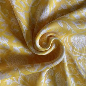 ผ้าฝ้ายพิมพ์ลายดอกไม้สีเหลืองมัสตาร์ดและสีขาว ลายเถาวัลย์ พิมพ์ด้วยมือ งานฝีมือดั้งเดิม - Product Image 2