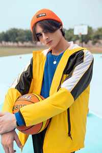 Personnaliser le style et la conception Streetwear Polyester Softshell imperméable Sports de plein air course coupe-vent veste de pluie pour hommes - Product Image 4