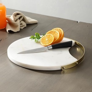 Planche à découper ronde blanche avec poignée dorée Plateau de cuisine élégant pour couper l'affichage du fromage de service et offrir une utilisation polyvalente - Product Image 5