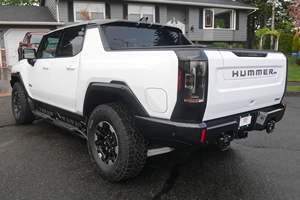 Hummer EV Pickup Edición 1 2022, 1000 Caballos de Fuerza, Tracción en las Cuatro Ruedas con Tres Motores, Paneles de Techo Removibles, Paquete de Iluminación - Product Image 3