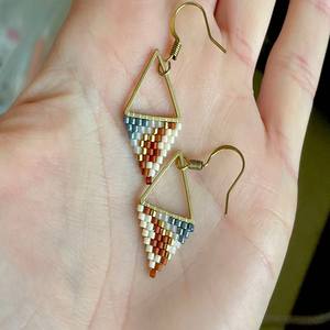 ต่างหูลูกปัดชุบทองทองเหลืองดีไซน์เนอร์ลายสามเหลี่ยมสวยงานแฮนด์เมดสำหรับผู้หญิงและเด็กผู้หญิงสวมใส่ในงานแต่งงานงานปาร์ตี้ - Product Image 4