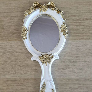 Miroir à main en résine avec finition lisse et brillante, parfait pour un usage quotidien, le maquillage ou des fins décoratives, ajoutant une touche élégante - Product Image 1