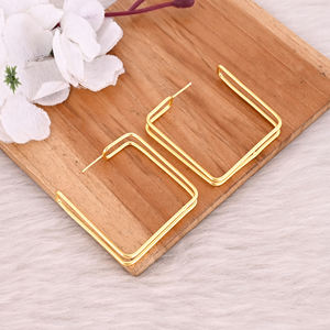 Boucles d'oreilles design faites à la main en laiton plaqué or jaune Bijoux Boho uniques pour elle pour cadeau de mode d'anniversaire - Product Image 3