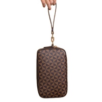 Tren Mode Dompet Pria PVC Motif Kotak-kotak Tas Tangan Unisex Tas Amplop Besar untuk Perjalanan dengan Ritsleting Tas Tangan Pria