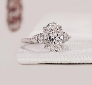 Anillo de Compromiso de Lujo de Oro de 14K con Diamante Cultivado en Laboratorio de Tres Piedras en Forma de Pera de 3.53 CTTW, Claridad VVS2, Chapado en Rodio, Certificado IGI, Venta al por Mayor - Product Image 2