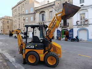 Chargeuse compacte sur chenilles de type mobile, capacité nominale de 3 tonnes, avec mini-benne avant et rétrocaveuse à entraînement par pompe, à vendre - Product Image 2