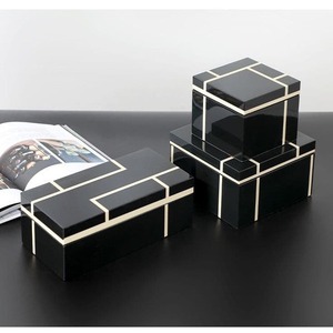 Boîtes cadeaux en bois MDF faites à la main avec finition émaillée Organisateurs de bijoux décoratifs en bois pour les cadeaux de mariage et de retour - Product Image 1