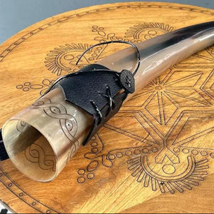 Cuerno para beber de alta calidad de estilo vikingo de gran tamaño con correa de hombro ajustable para Recreaciones históricas a un precio asequible - Product Image 1