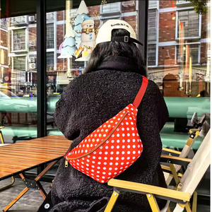 Riñonera impermeable de nailon con logotipo personalizado, riñonera Unisex con cremallera y lunares, OEM fabricado en Vietnam - Product Image 6