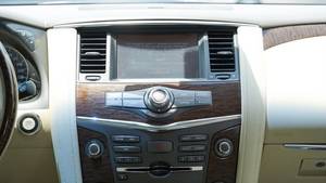 Nissan Patrol LE Platinum SUV d'occasion 2015, blanc, 7 places, phares LED, pneus R20, climatisation automatique |   Prêt à l'exportation - Product Image 3