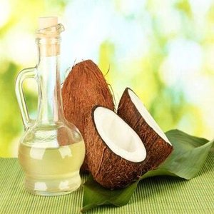 Achetez de l'huile de noix de coco fractionnée pure - pressée à froid et écologique pour tous les types de peau - Product Image 1
