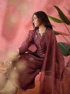 Salwar Kameez traditionnel en soie PV pure aux couleurs vives et très attrayantes, avec broderies, parfait pour les mariages et les tenues de soirée. - Product Image 3