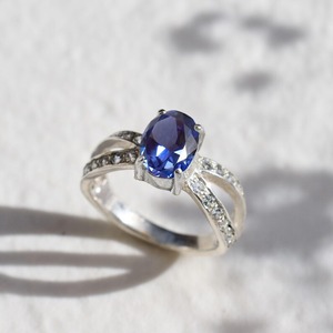 แหวนหมั้น Tanzanite สุดหรู925เงินพลอยสีม่วงสีม่วงสีฟ้าประดับเพชรทรงวงรีตัดด้วยง่ามโรเดียมชุบคริสเตียน - Product Image 4