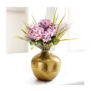 Vase à fleurs de couleur or au design moderne par Decor Impex en métal martelé très demandé pour la maison, le mariage et la table. - Product Image 4