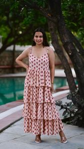 Robe maxi à volants de couleur rose poudré, conçue pour une élégance estivale sans effort, avec de délicates bretelles spaghetti. - Product Image 4