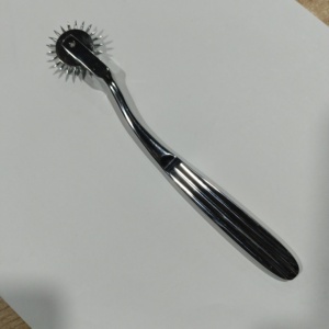 Kit d'instruments de diagnostic neurologique Wartenberg : rouleau réflexe, roue à aiguilles, marteau de percussion cutanée, certifié CE - Product Image 5