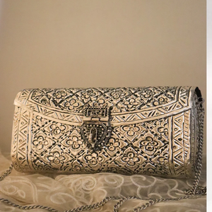 Embrague de metal plateado con elaborados patrones florales y geométricos grabados disponibles Adornos de jardín en stock al por mayor - Product Image 1