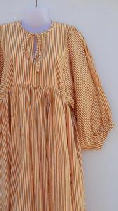 Robe mi-longue à rayures jaunes de haute qualité avec fermeture à cordes à col profond Mini robe longue imprimée à rayures Ligne de cou confortable - Product Image 2