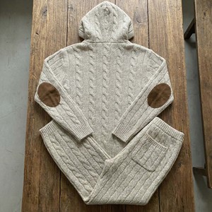 Conjunto de Dos Piezas de Chándal de Punto con Estampado Beige Estilo Old Money de Lujo para Hombre, Suéter de Cuello Alto de Corte Holgado con Parches de Gamuza - Product Image 2