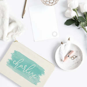 Trousse de Maquillage Personnalisée Aqua Aquarelle avec Motif Lettres – Sac Cosmétique Portable de Voyage Pratique - Product Image 3