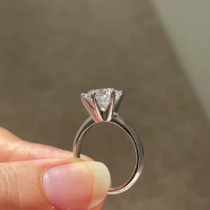 Anillo Solitario de Diamante Cultivado en Laboratorio de 1.50ct, Corte Redondo, 6 Puntas, Certificado IGI, en Oro Blanco - Product Image 5