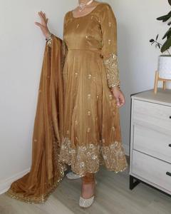 Attrayant à la mode dernière conception prête à porter entièrement cousue robe Barbari soie lourde broderie robe et bas Dupatta - Product Image 3