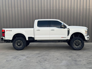 Camioneta Usada de Servicio Pesado 2024, Estilo Platinum 4x4, Excelente Rendimiento y Potencia - Product Image 2